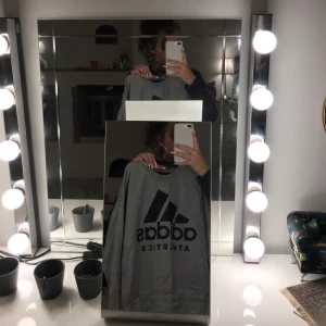 Adidas tröja strl S - Grå Adidaströja i mycket gott skick, använd ca 5 ggr. Tunn, utan luva eller dragkedja. 