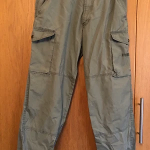 Cargopants vintage strl M - Vintage cargopants/ friluftsbyxor från Everest strl M.