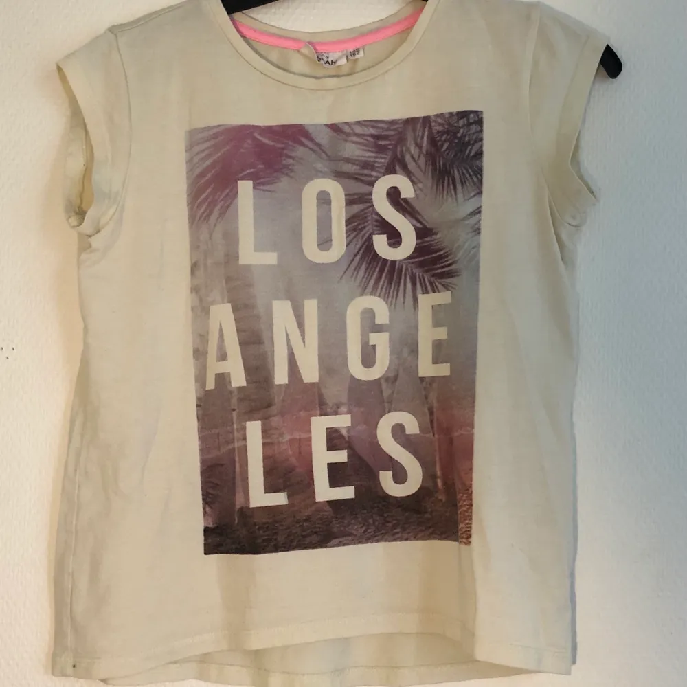 Ljusgul t-shirt från Kappahl. Gott skick. Tryck: Los Angeles. 50 kr frakt.. T-shirts.