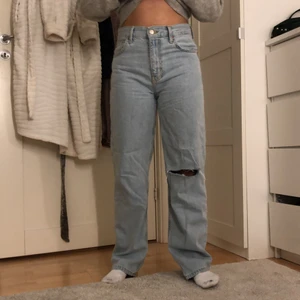 Ljusa Jeans - Säljer mina snygga jeans från zara som knappt är använda 🦋dom är sjukt snygga och i jätte bra skick👩🏻‍🎤