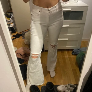 Dr denim jeans - Bootcut med hål i knäna. Dom är i storlek XL men jag själv är en M i byxor och dom passar mig. Väldigt bekväma, elastiskt material. 