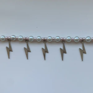 Halsband  - Vit och rosa halsband med blixtar⚡️ 90kr + 10kr frakt💖