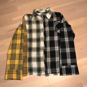 Flerfärgad Rutig Skjorta - 🌍Frakt ingår i priset!!🌏 Verkligen super clean skjorta i oversize modell med flera färger. En absolut favorit men måste tyvärr sälja då jag inte använt den så mycket. Det står 3 i den men jag brukar bära XS och såhär sitter den på mig.