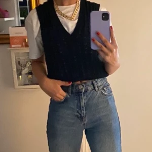 Väst - Skjukt snygg väst från zara. Sista bilden är lånad. Startar en budgivning fram till torsdag, eftersom många är intresserade. Buda i kommentarerna 💗 BUDGIVNINGEN AVSLUTAR KLOCKAN 18:00 IDAG!