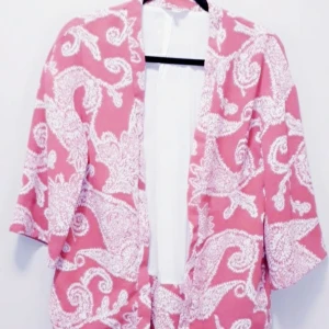 Kimono/kavaj st S/M - Supersnyggt kimono/kavaj från INDISKA. Köptes förra året. Använd max 5 gånger. Översize i en ceriserosa nyans.