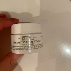 Ögonkräm  - Kiehl's Creamy Eye Treatment With Avocado. Denna ögoncreme är en Kiehl's klassiker. Ger ett fukt-boost till det känsliga ögonområdet, med näring från advokado. Behagligt för de mycket känsliga ögonområdet. Testad av ögon- och hudläkare. , ögonkrämen är ändast testad 1 gång så den är som ny!