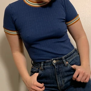 marinblå topp från bikbok 🐊 - En marinblå topp från bikbok med randig krage och ärm i vitt, senapsgul och skogsgrön 🌲 Priset går alltid att diskutera!!