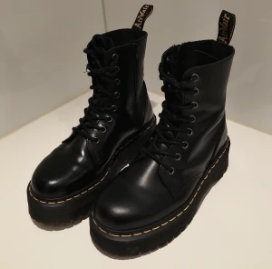 Dr. Martens Jadon  - Säljer mina älskade Jadon platåstövlar från Dr Martens då dom blivit för små för mig :( Väldigt bra skick både utanpå och inuti, inget är bortskavt vid hälen men snörena har blivit lite skavda från att ha dragits för hårt. Det är ingenting som märks alls när skorna är knutna! Vet ej hur stort intresset är men startpris är 1500kr, buda i kommentarerna öka med minst 50kr!! 🌟(budgivning slutar torsdag 5 nov kl 19.00) 