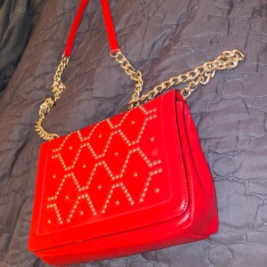 Axelväska, zara, nitar - As cool väska från Zara med nitar och stark röd färg🤯😍 