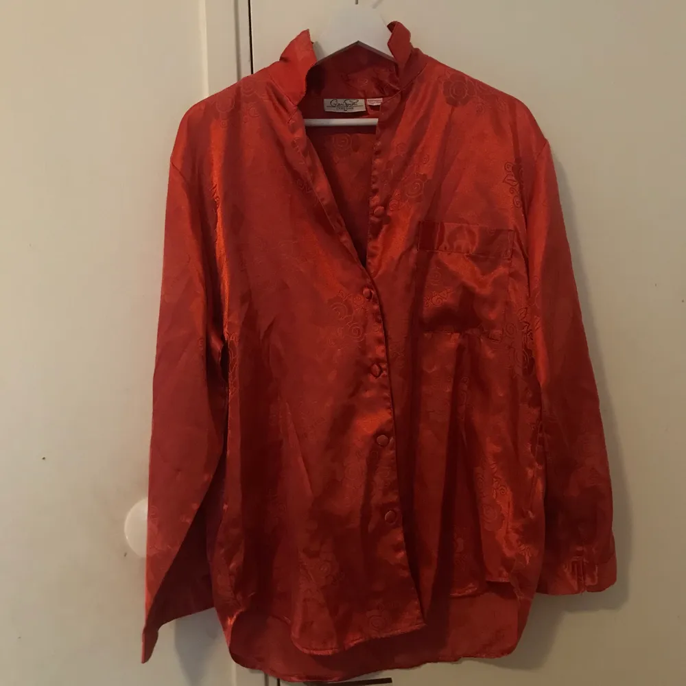 En röd silkes tröja/skjorta ifrån Giani feroti i strl M. Har knappt kommit till använda. 70kr + frakt😊. Tröjor & Koftor.