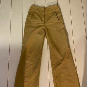 Kostymbyxor  - Ett par jätte fina beiga kostymbyxor!! Byxorna är helt raka och super sköna. De går hela vägen ner på mig som är 163 cm. Dessa byxor sitter så så snyggt och jag säljer endast då de inte kommer till användning så mycket som de borde! Köparen står för frakt men vid snabb affär så delar vi på frakten! 💖🥰