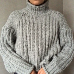 Stickad tröja - Grå stickad tröja med hög krage, superskön men använder aldrig längre ❤️ 