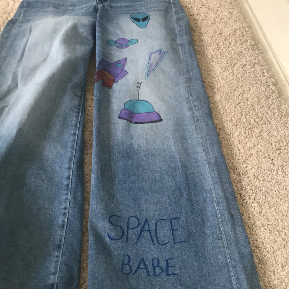 Ett par jeans från hm i storlek 34 som jag målat på med textilpennor. Sjukt coola, men använder sällan:/❤️. Jeans & Byxor.