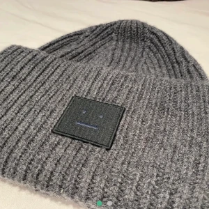 Acne mössa - Super snygg acne mössa. Inga skador och super snygg. Använd några fåtal gånger. Säljs för att den inte används