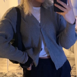 Grå kofta - Grå slutsåld kofta från zara, nästan aldrig använd. Superfin både öppen och knäppt.