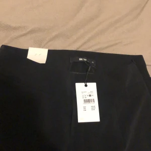 Byxor - https://bikbok.com/sv/p/andrine-wide-leg-trousers-svart-byxor-dam/7235014_F990?gclid=EAIaIQobChMI2Pf9kv3D7AIVTdiyCh1E2QFWEAQYASABEgIu4fD_BwE