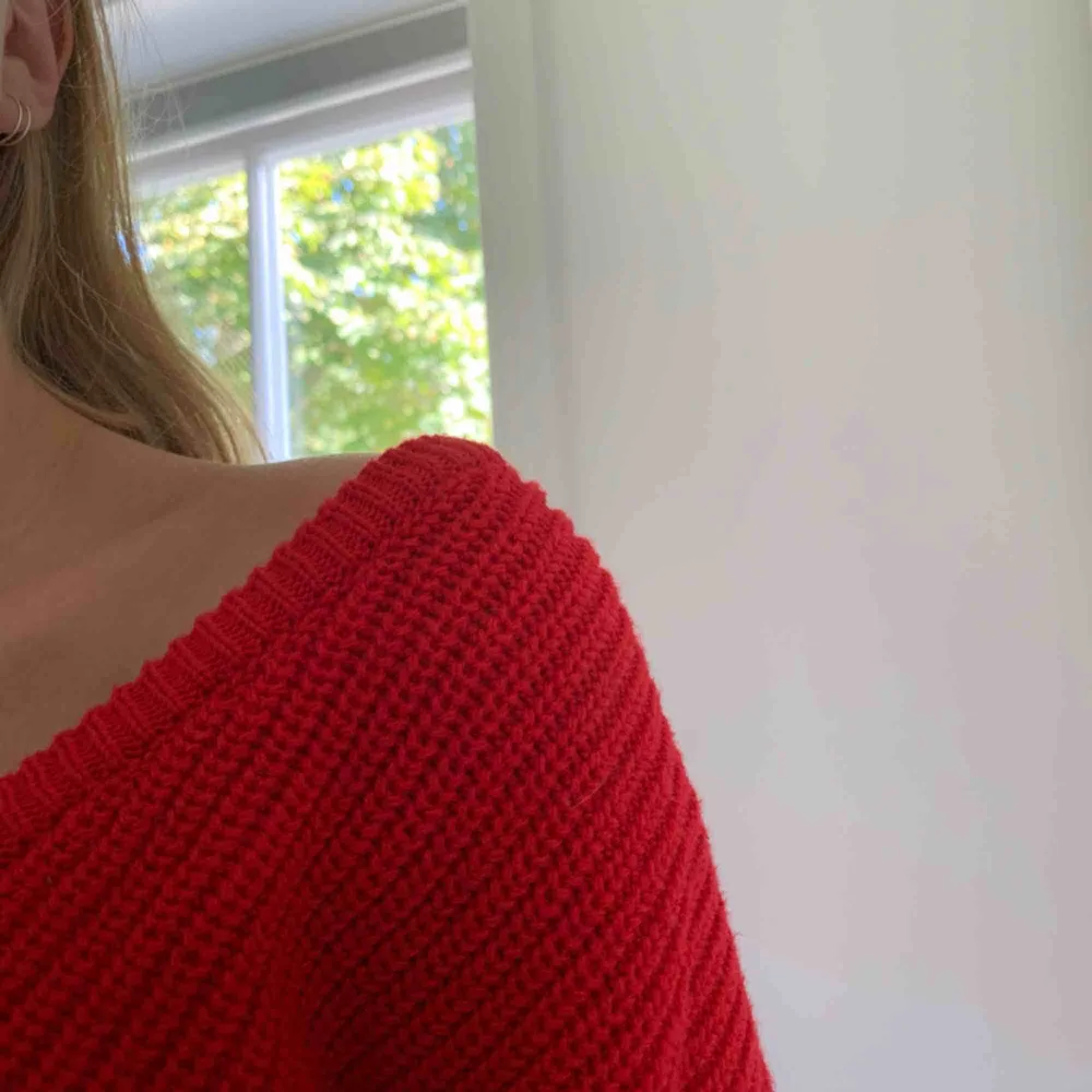 Superskön röd stickad tröja med v-ringning som kan användas på två olika sätt. Använd 3-4 ggr. Frakt 54kr. Stickat.