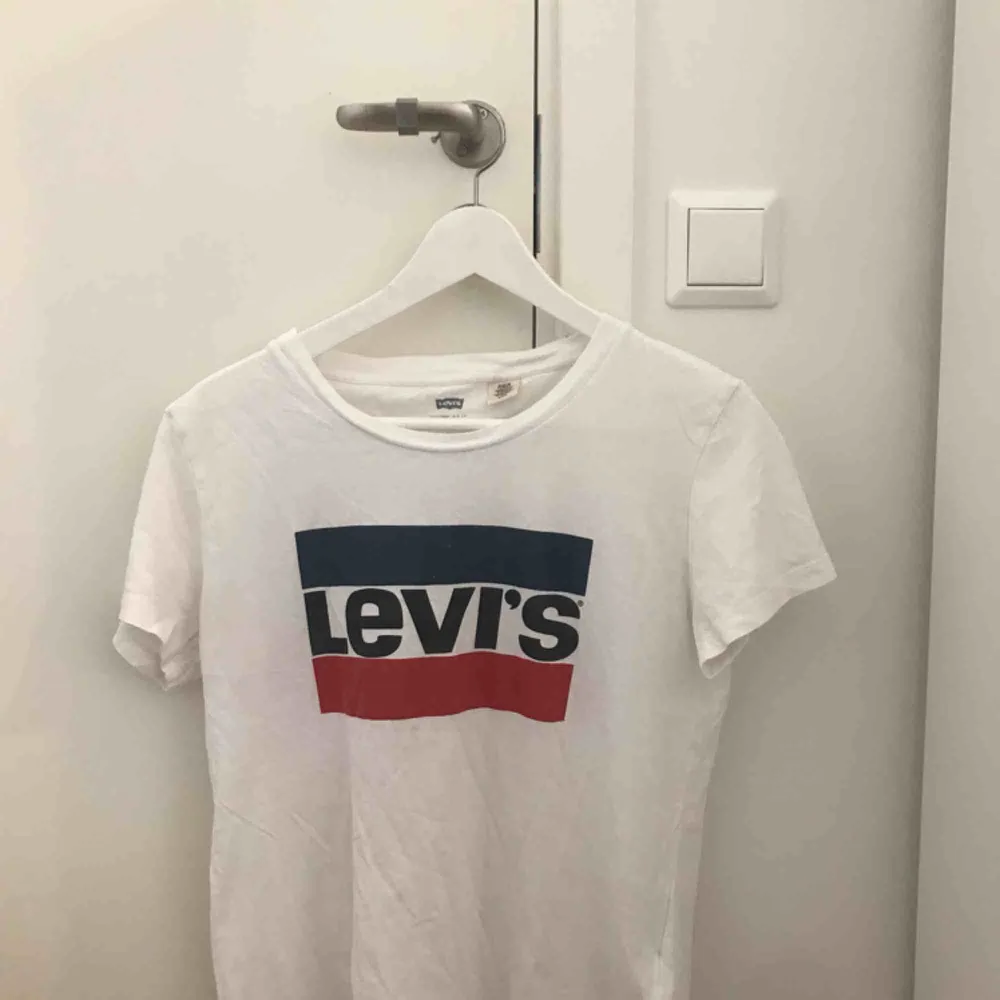 Fin t-shirt från Levi’s i gott skick. T-shirts.