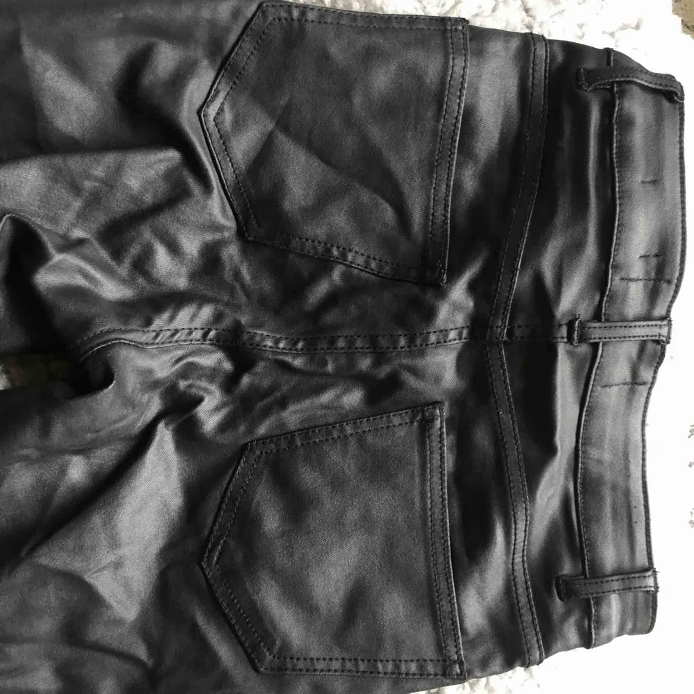 Coated jeans köpt på Nelly.com Bra skick  Köparen står för frakt. Jeans & Byxor.