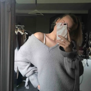  - Aldrig använt den vilket är väldigt synd då den är superskön och snygg! Köpt från NAKD, tröjan är från Linn Ahlborg. Kan fraktas om du betalar frakten, fråga ifall du har frågor!😊💕