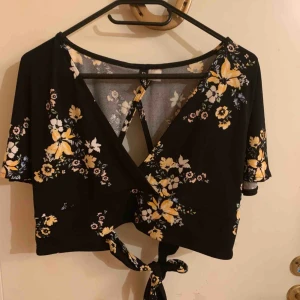  - Topp från H&M, oanvänd  Knyte i ryggen 🌸