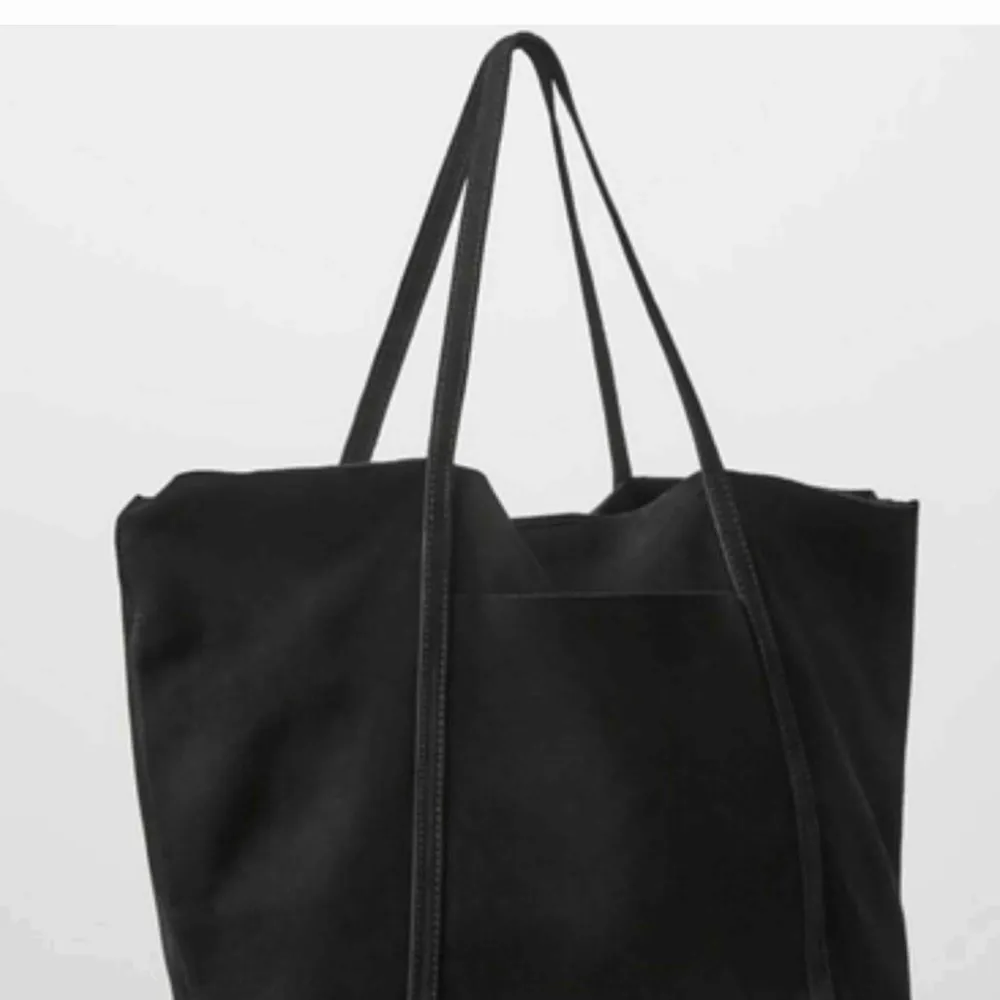 Jättefin väska från Mango, bara använd en gång. Ett fack inuti med dragkedja och ett fack utan utanpå. 22x39cm. Handtagen är såpass lång att man kan ha den på axeln.. Väskor.