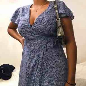  - Superfin sommarklänning från Shein. Aldrig använd, därför i fint skick. Säljes pga fel storlek. Storlek Medium men då det är en ”wrap dress” kan man spänna åt den, så den passar även en Small.  + 40 kr frakt