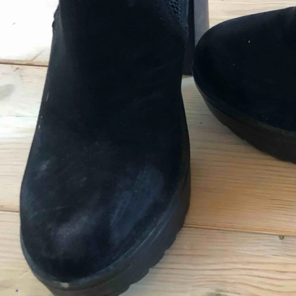 Svarta klackskor med ca 10cm klack med platå. Använd en höst och det är lite slitage fram på skon  Frakt tillkommer . Skor.