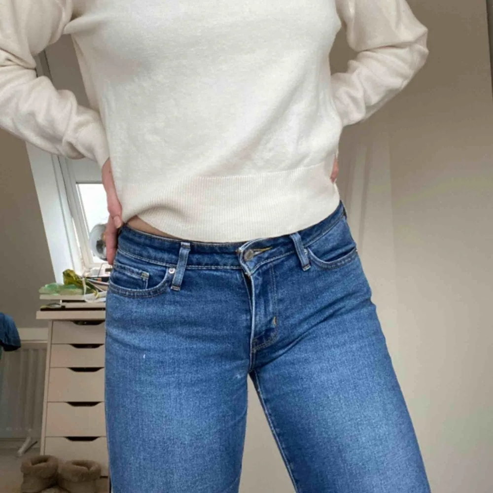 Ett par lågmidjade straight fit jeans från Levis. Skriv för mer info/bilder. Frakt tillkommer.. Jeans & Byxor.