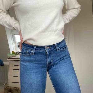 Ett par lågmidjade straight fit jeans från Levis. Skriv för mer info/bilder. Frakt tillkommer.