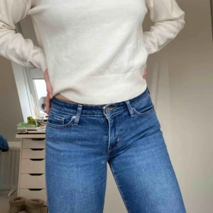  - Ett par lågmidjade straight fit jeans från Levis. Skriv för mer info/bilder. Frakt tillkommer.