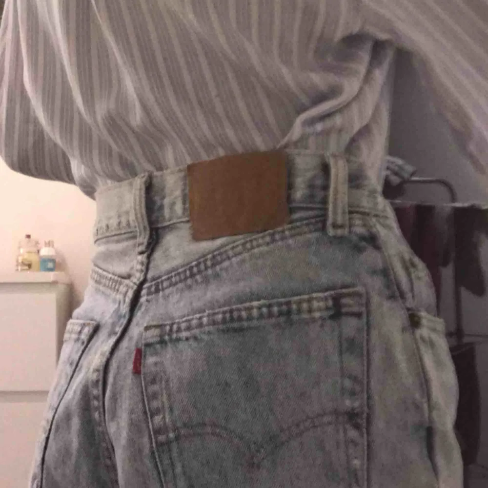 Levis-jeans. Dragkedjan är sönder men man kan laga med symaskin. Har sytt dit en extra knapp på dem. Står ingen storlek men uppskattar XS/S. Köpare står för frakt💙. Shorts.