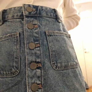  - världens finaste jeanskjol med två söta framfickor samt två på baksidan. en av mina favvo-kjolar men behöver rensa min garderob <3 kan frakta eller mötas upp i stockholm 🥰