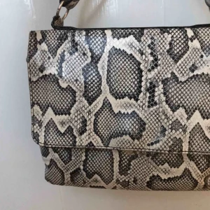  - Ormskinnsmönstrad axelväska!🌿 Skickar, men då tillkommer frakt. Möts även upp i Stockholm!