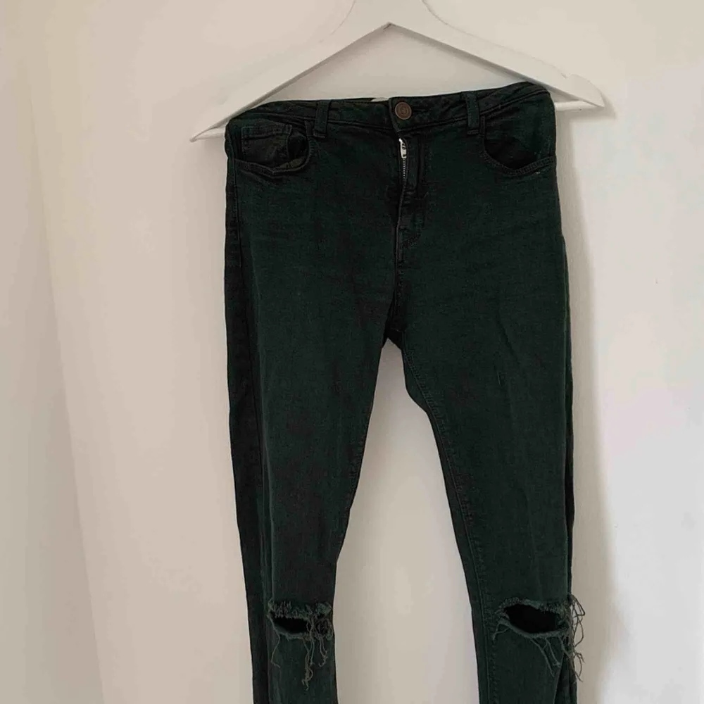 Mörkgröna byxor ifrån Brandy Melville med slitningar vid knäna.. Jeans & Byxor.