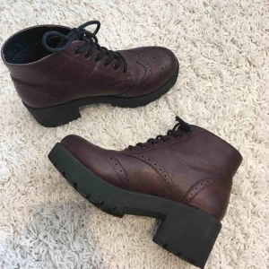  - Skor med ca 5 cm klack, använda en gång, väldigt bra skick. Nypris 500 kr
