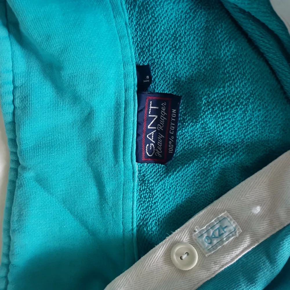 Oldschool oversized sweatshirt från Gant i turkost/blått med liten detalj på bröstet. . Tröjor & Koftor.