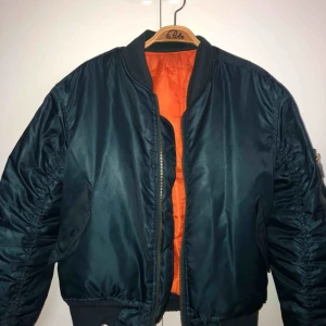  - Mörkblå bomberjacka i storlek S, möts upp i Stockholm!