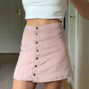  - Pastell rosa kjol i mocka med silverknappar✨✨ fint skick!