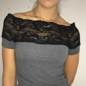  - Grå off shoulder tröja med spets upptill. I gott skick, använd ett fåtal gånger. 