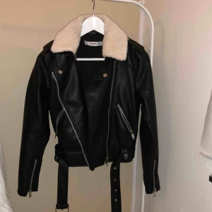  - Jättefin skinnjacka med avtagbar krage. Aldrig använd.