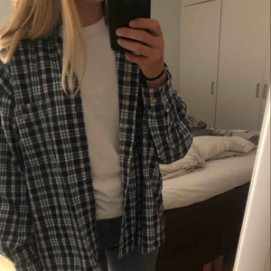  - Rutig skjorta köpt på Humana men aldrig använd. 