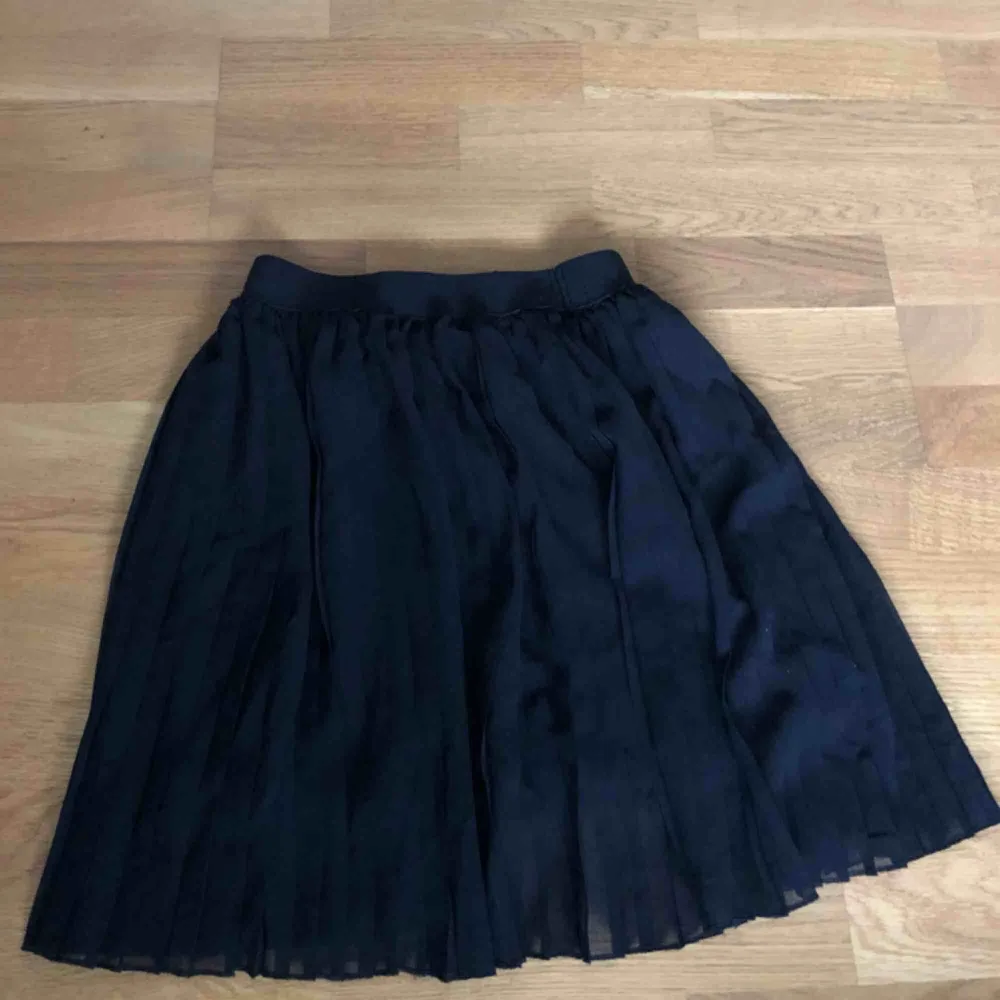 Säljer en nästan helt oanvänd svart kjol från Nakd!💕 Storlek XS, passar som S, jag är 167 cm lång.  Kan mötas upp i Stockholm, annars står köparen för frakt!  149 kr! . Kjolar.