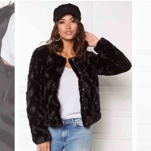  - Pälsjacka ifrån Vero Moda i storlek S. Ord pris är 399, mitt pris är 200kr plus frakt pga knappt använd.