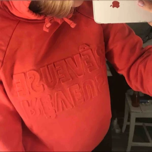  - röd hoodie från gina, inte använd ofta alls