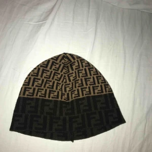  - Äkta vintage Fendi mössa, i mycket bra använt skick. Mössans nypris ligger på cirka 2500kr. Postas vid köp och du står för frakt 