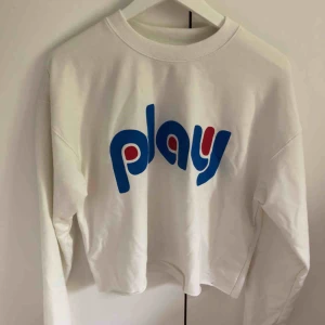  - Tunn kortare college tröja, köpt på Carlings. Väldigt sparsamt använd. XS men mer som en S/M. Frakt på 54kr tillkommer.