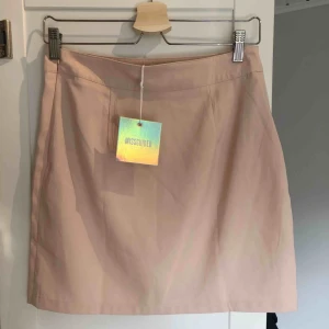  - Kjol från missguided, prislapp kvar. Är märket ”missguided tall”