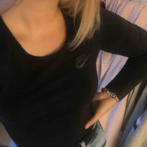  - Jättefin långärmad tröja från Nike. Tyvärr för liten för mig. Använd 1 - 2 gånger. 