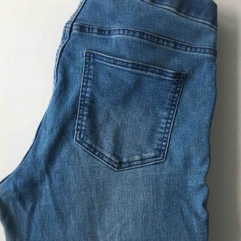 Ljusblå jeans med mycket stretch. Storlek 40. Använda några gånger men är i bra skick. Finns på flera sidor. (Borås/Göteborg). Pris går att diskuteras.. Jeans & Byxor.